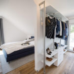 Capsule Wardrobe: Warum Der Minimalistische Modetrend Gut Ist Pertaining To Kleiderschrank Minimalistisch