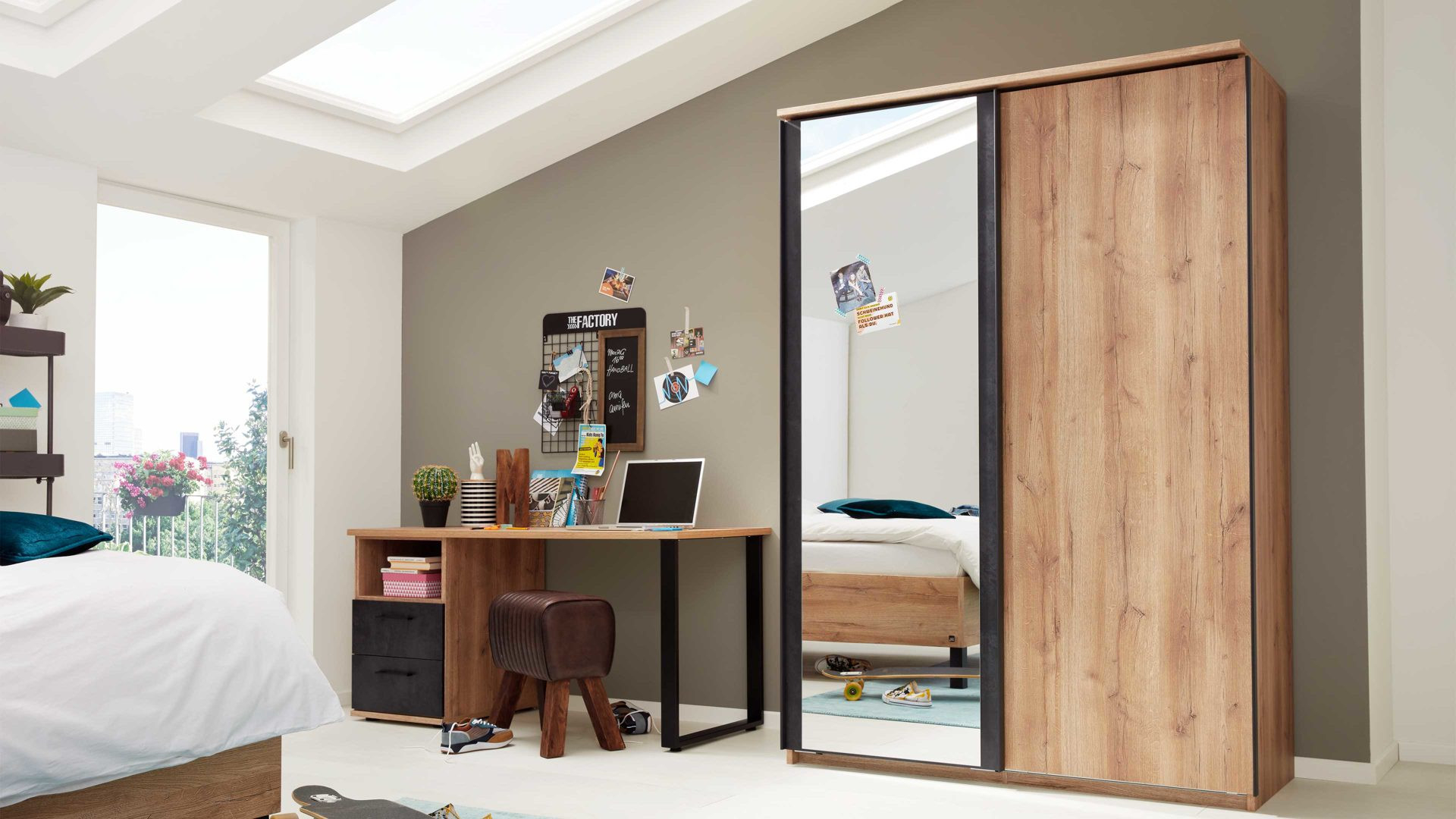 Interliving Jugendzimmer Serie 1701 - Schwebetürenschrank, Riss regarding Jugendzimmer Kleiderschrank