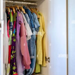 Kleiderschrank Mit Perfekt Bestellten Kleiderschirmen Within Kleiderschrank Teenager