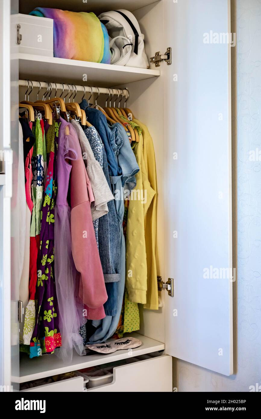 Kleiderschrank Mit Perfekt Bestellten Kleiderschirmen within Kleiderschrank Teenager