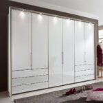 Passepartout Kleiderschrank Mit Led Beleuchtung In Weiß Glas Within Kleiderschrank Mit Led