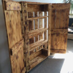 Schrank Aus Paletten-Holz Von Der Jobfactory Auf Faircustomer.ch for Kleiderschrank Aus Paletten