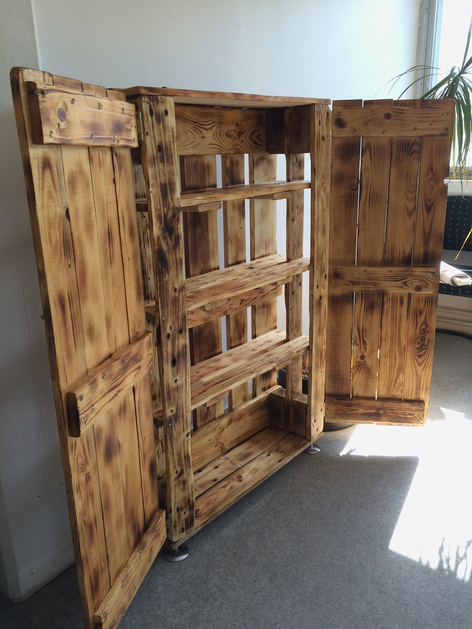 Schrank Aus Paletten-Holz Von Der Jobfactory Auf Faircustomer.ch for Kleiderschrank Aus Paletten