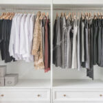 Weißer Kleiderschrank Mit Hängender Kleidung – Stockfoto Throughout Kleiderschrank Zum Hängen