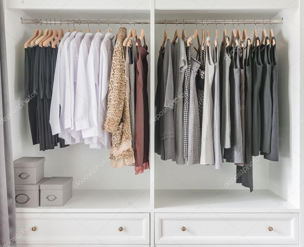 Weißer Kleiderschrank Mit Hängender Kleidung – Stockfoto throughout Kleiderschrank Zum Hängen